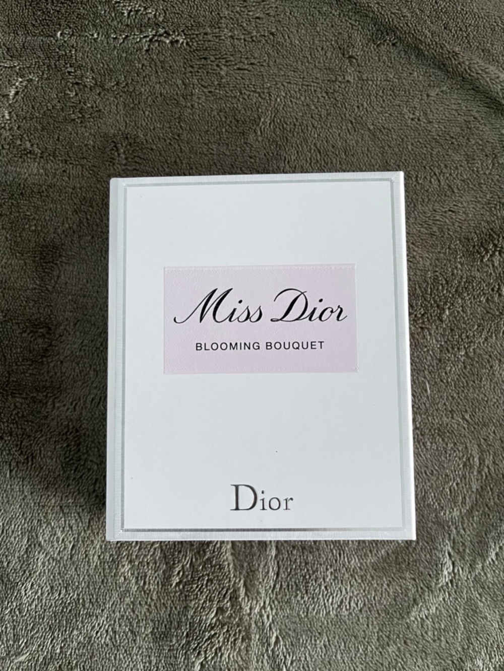 Miss Dior Blooming Bouquet White & Light Pink Box sample sizes.